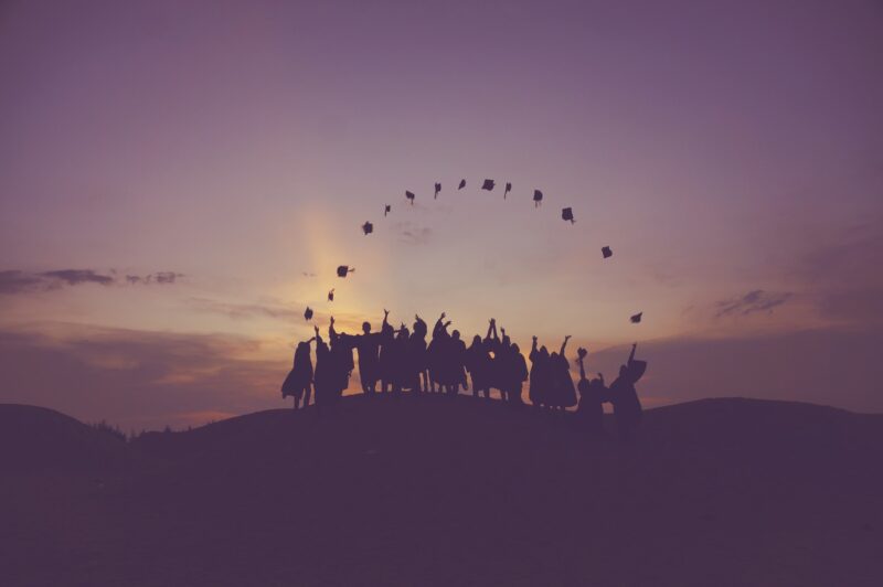 『社会人大学人見知り学部卒業見込』の名言だと分かるよう、卒業する様子の写真を貼りました。