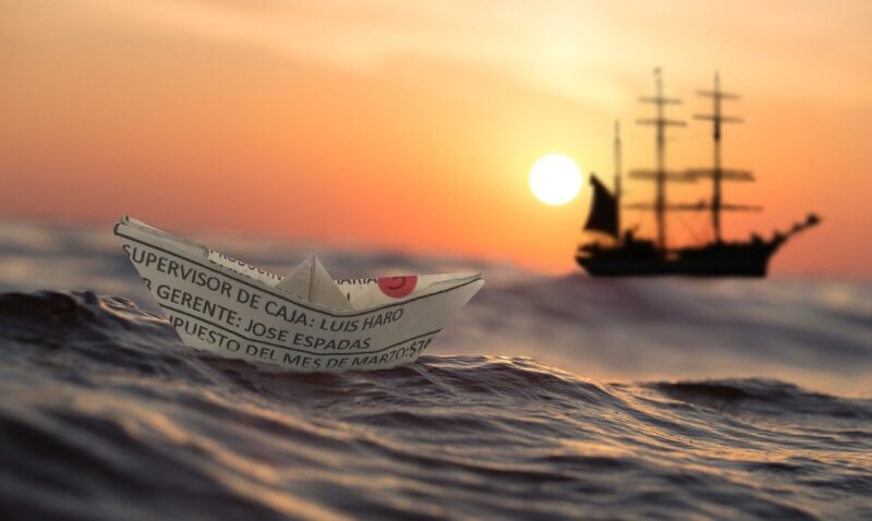 『ナナメの夕暮れ』のタイトルをイメージできるよう、斜めに浮かぶ折り紙の船と夕焼けの画像を貼りました。