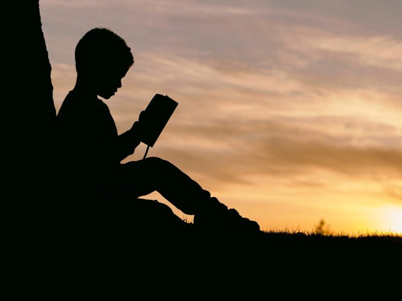 感想を述べることが分かるよう、本を読む少年の写真を貼っています。